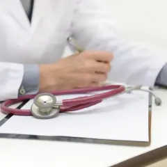 Jak długo można chorować po ustaniu zatrudnienia? Sprawdź zasady i terminy