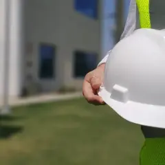 Ile zarabia pracownik elewacji? Zaskakujące różnice w wynagrodzeniach