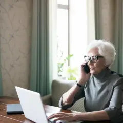 Czy można zwolnić pracownika pobierającego emeryturę? Sprawdź prawa!