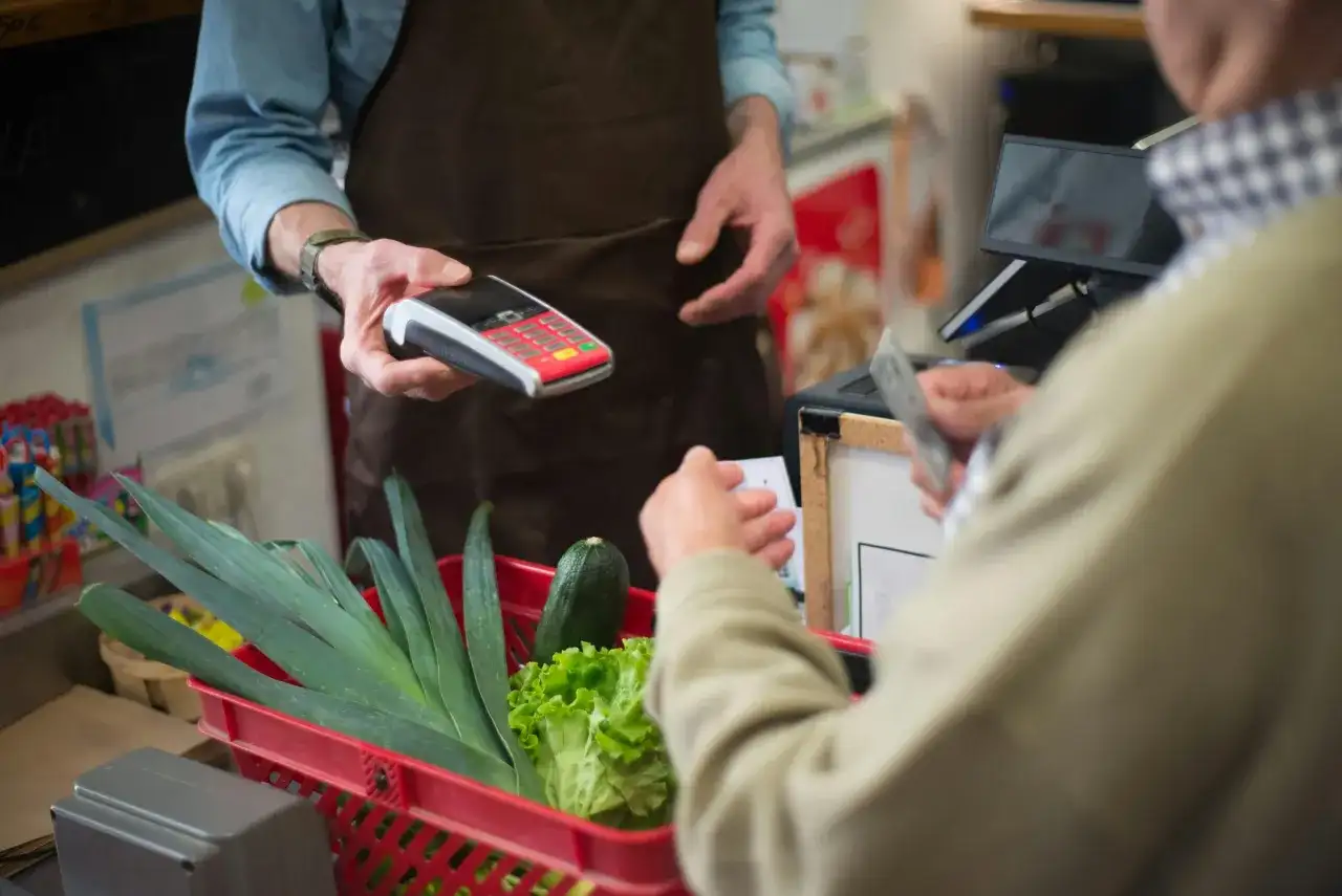 Ile zarabia pracownik Żabki? Sprawdź stawki i wypłatę netto