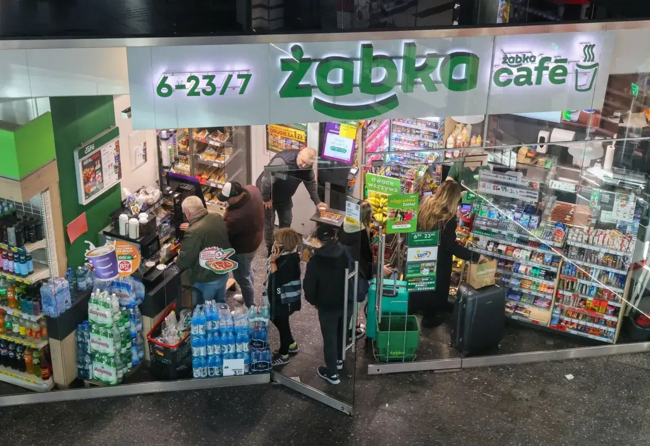 Pracownicy Żabki obsługują klientów. Zastanawiasz się, ile zarabia pracownik Żabki?